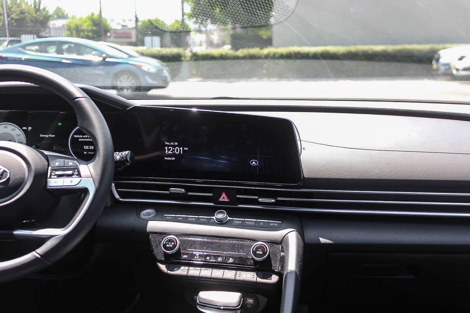 Certified 2023 Hyundai Elantra Limited FWD image 17