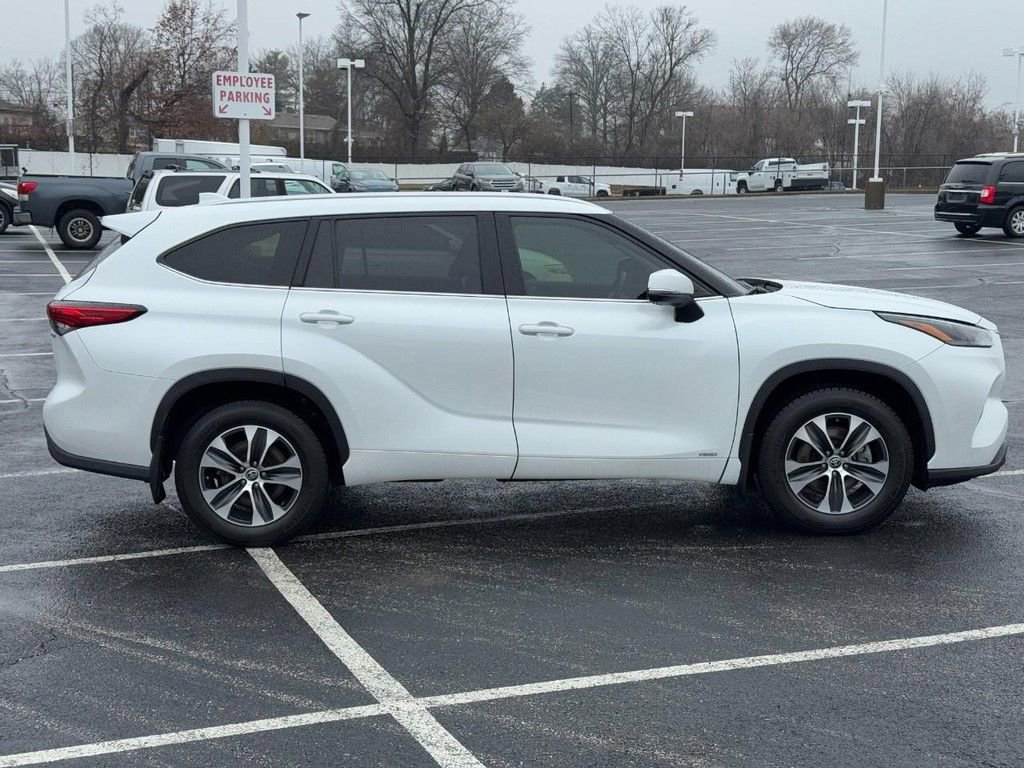 Certified 2022 Toyota Highlander XLE image 2