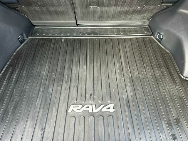 Used 2021 Toyota RAV4 LE image 17