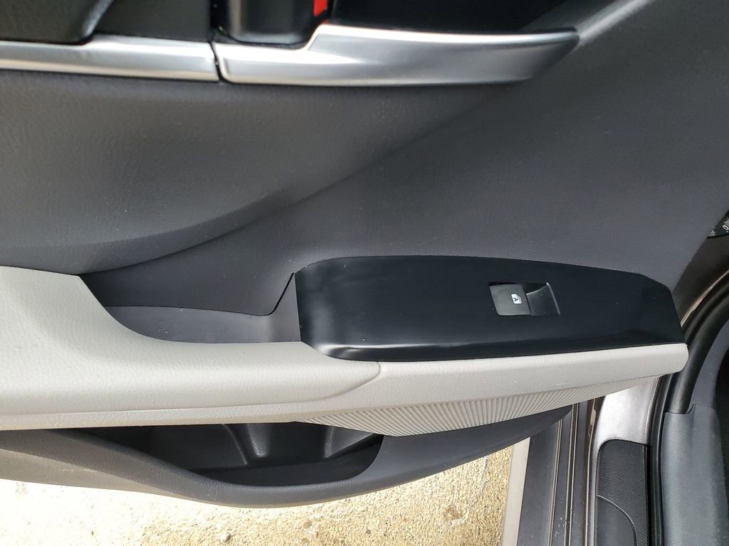 Used 2018 Toyota Camry L image 12