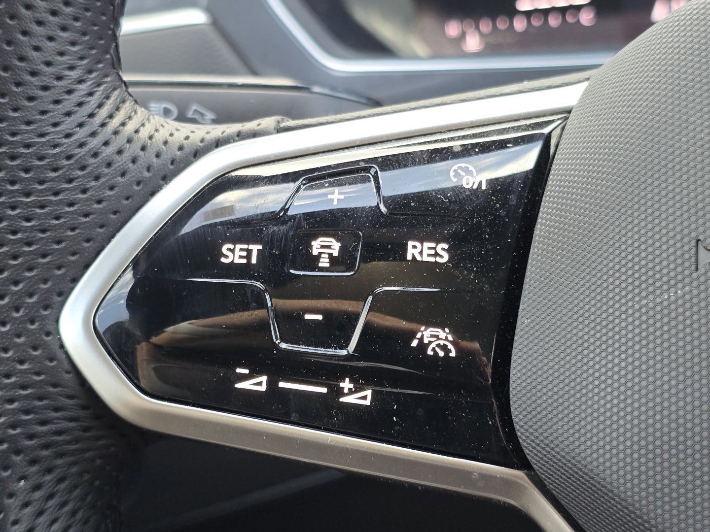 Used 2024 Volkswagen Tiguan SE R-Line image 12