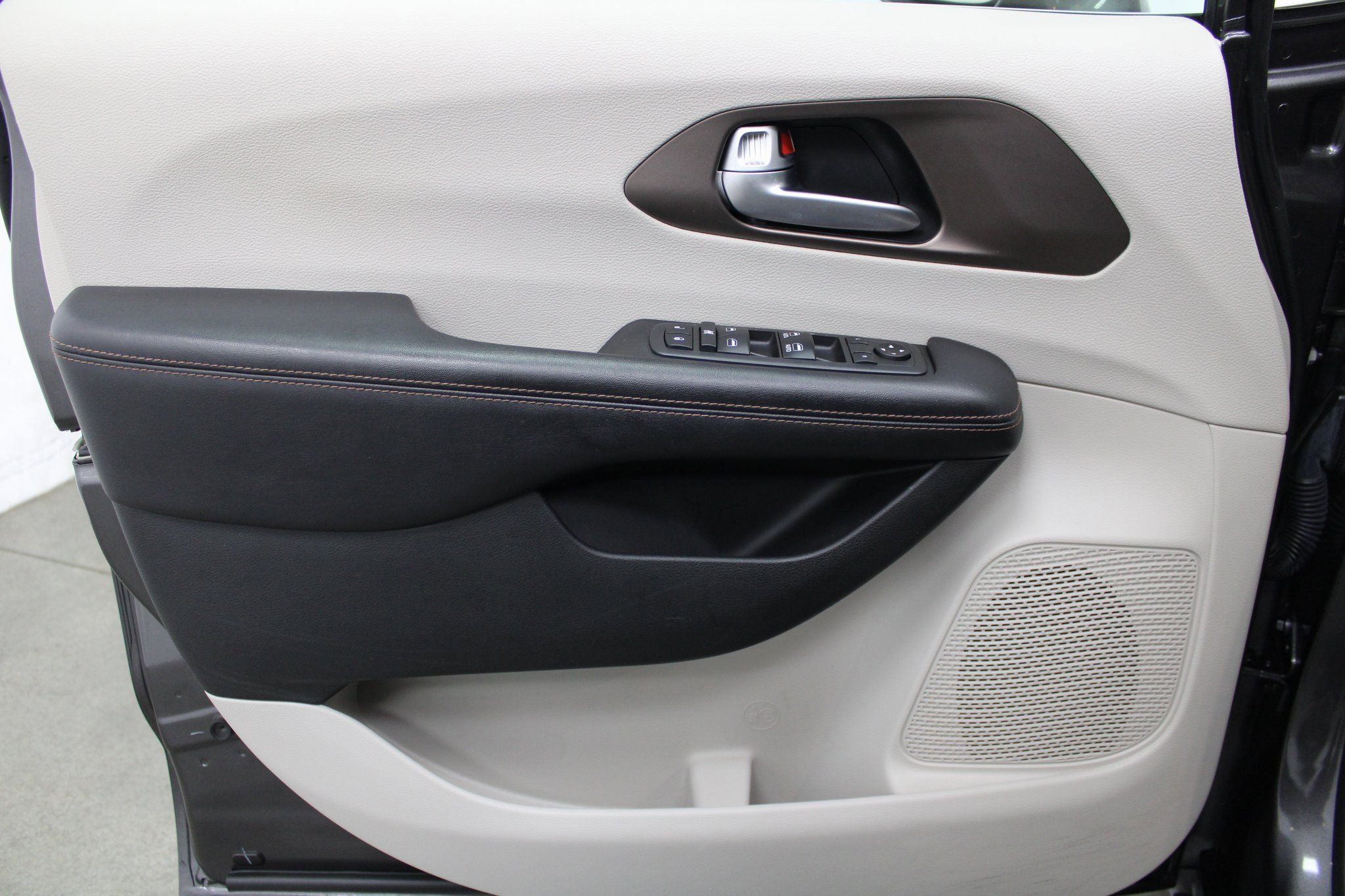 Used 2018 Chrysler Pacifica Touring Plus image 11