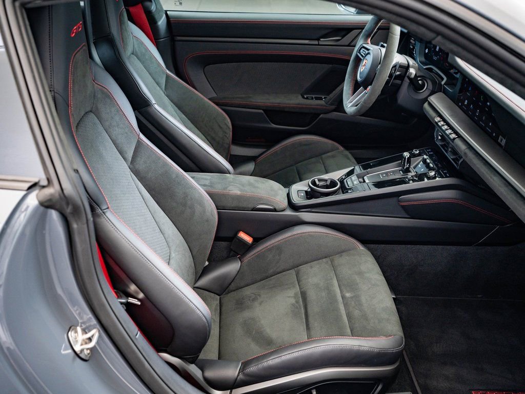 Certified 2025 Porsche 911 Carrera GTS RWD image 23