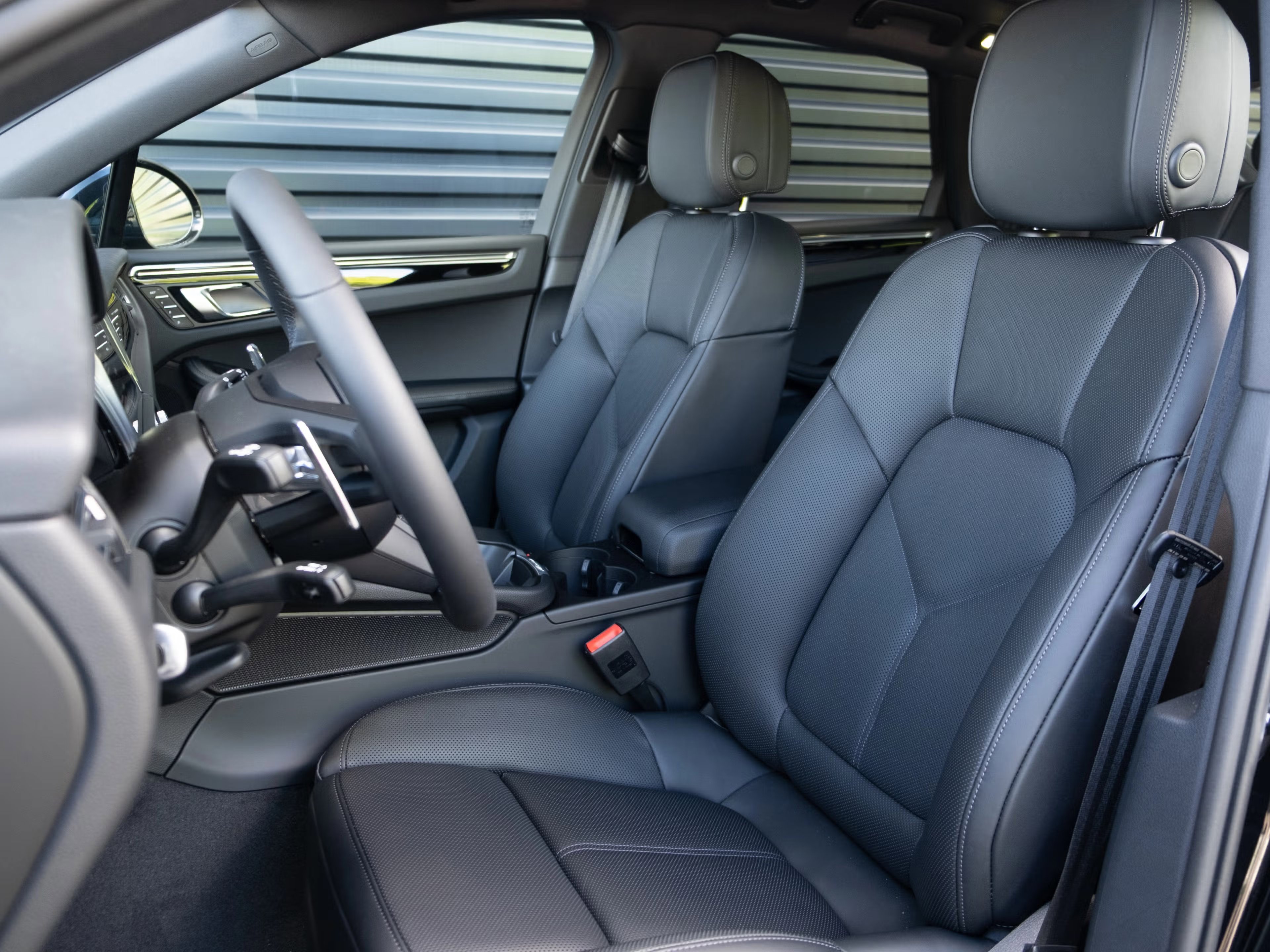 Certified 2025 Porsche Macan image 5