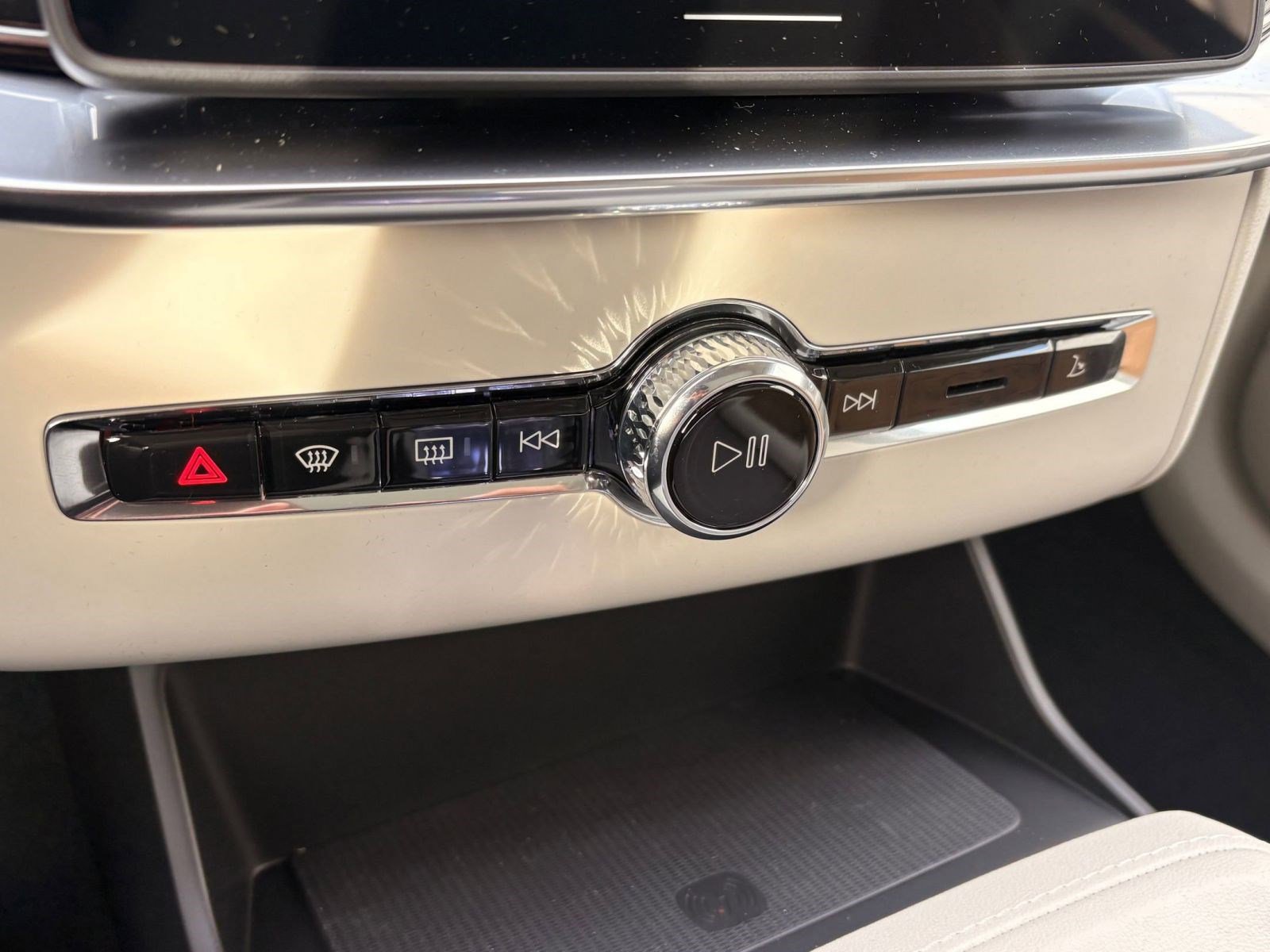 New 2026 Volvo XC90 T8 Ultra w/ Protection Package image 18