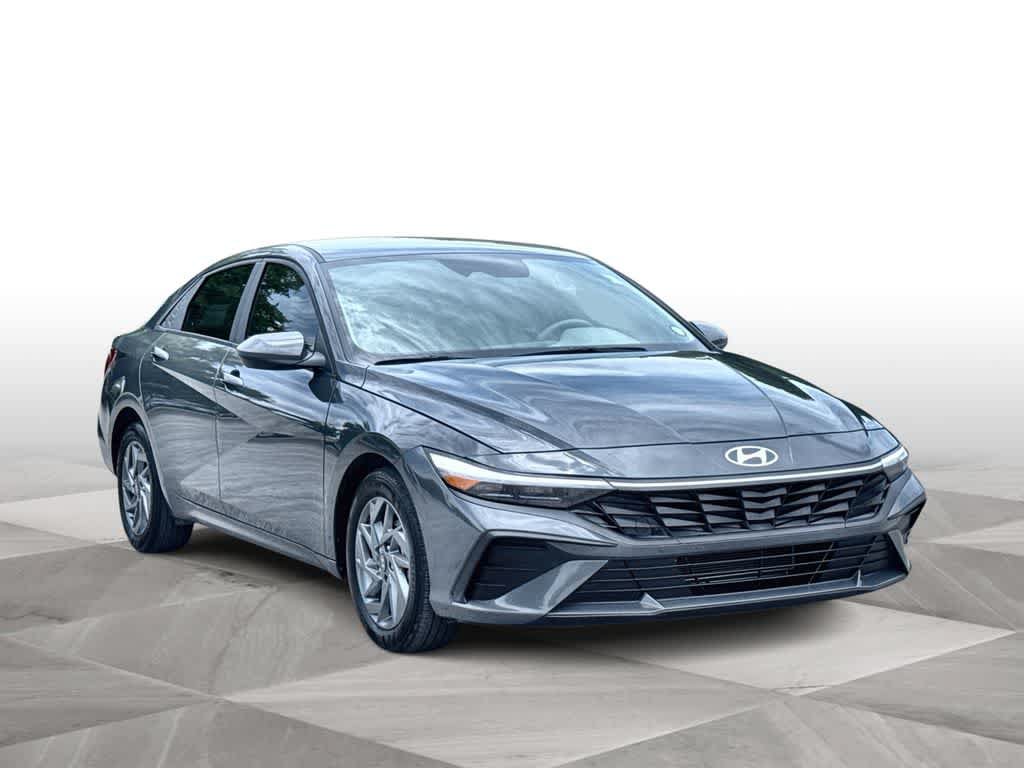 Used 2024 Hyundai Elantra SEL FWD image 2
