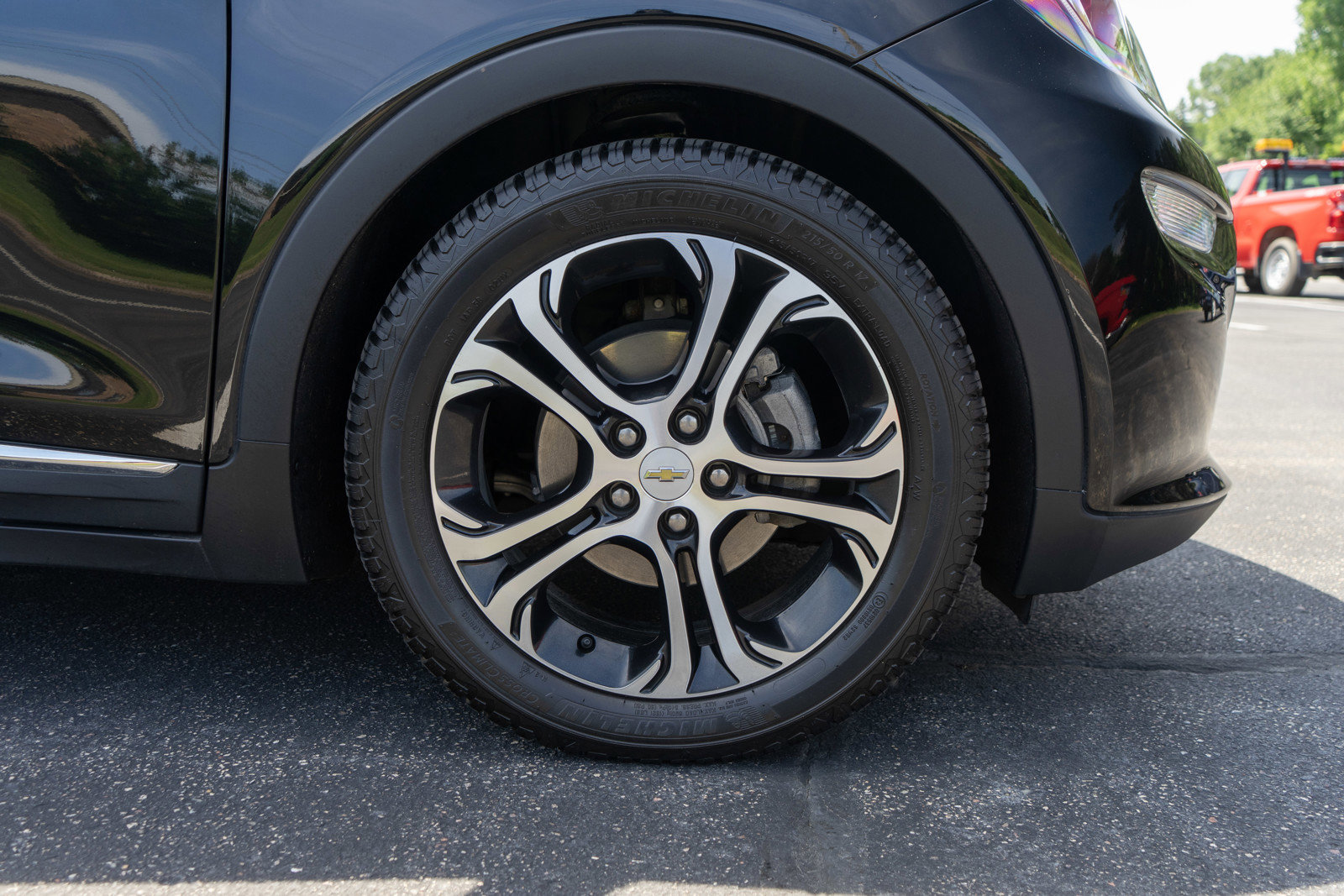 Used 2019 Chevrolet Bolt Premier w/ Infotainment Package FWD image 10