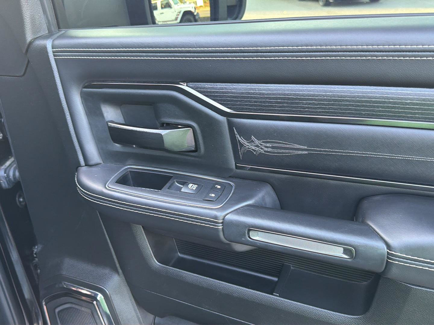 Used 2024 RAM 3500 Limited AWD/4WD image 9