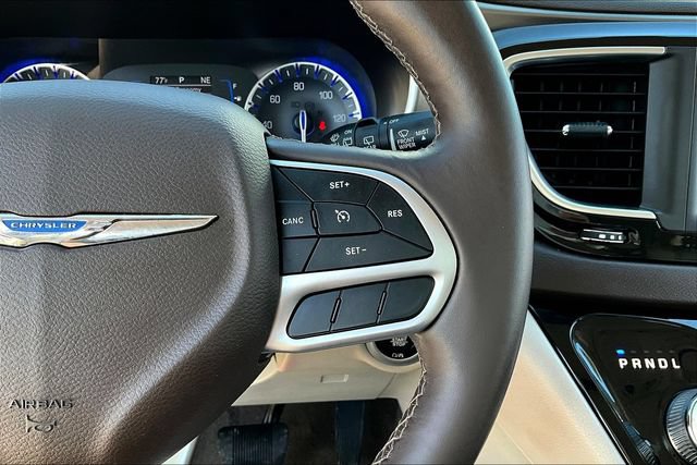 Used 2018 Chrysler Pacifica Touring-L FWD image 11