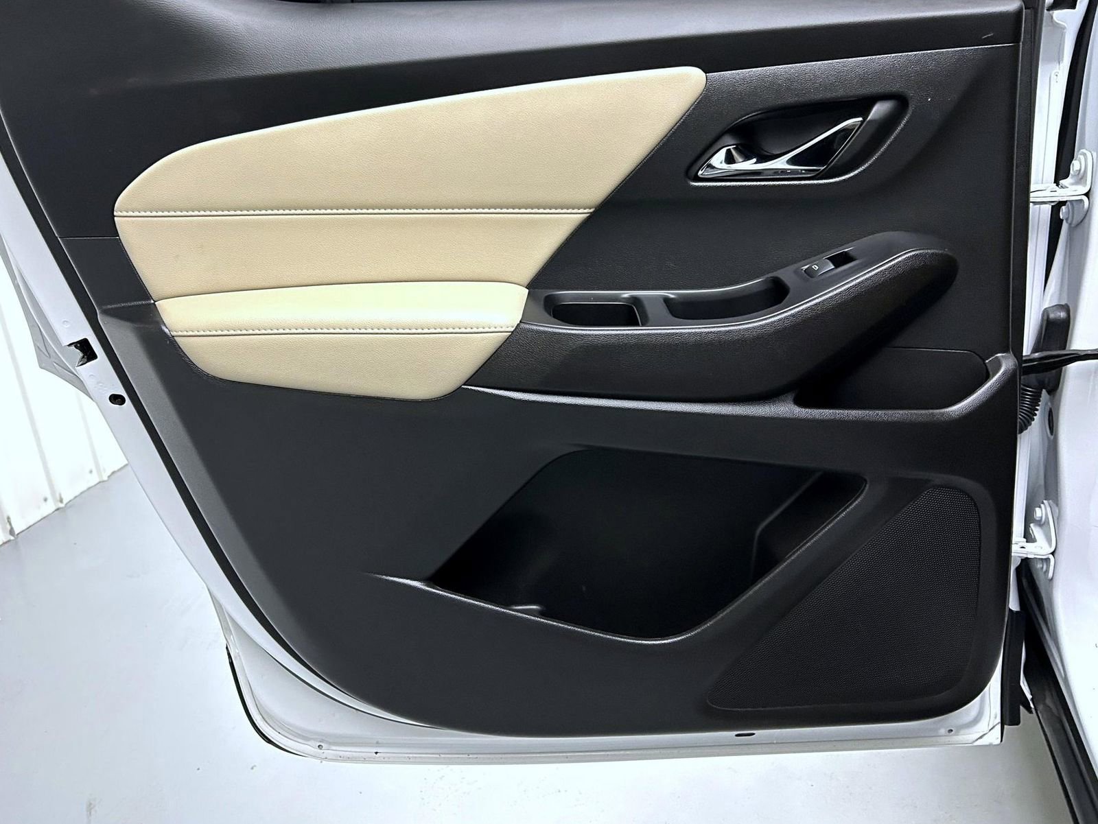 Used 2023 Chevrolet Traverse LS image 21