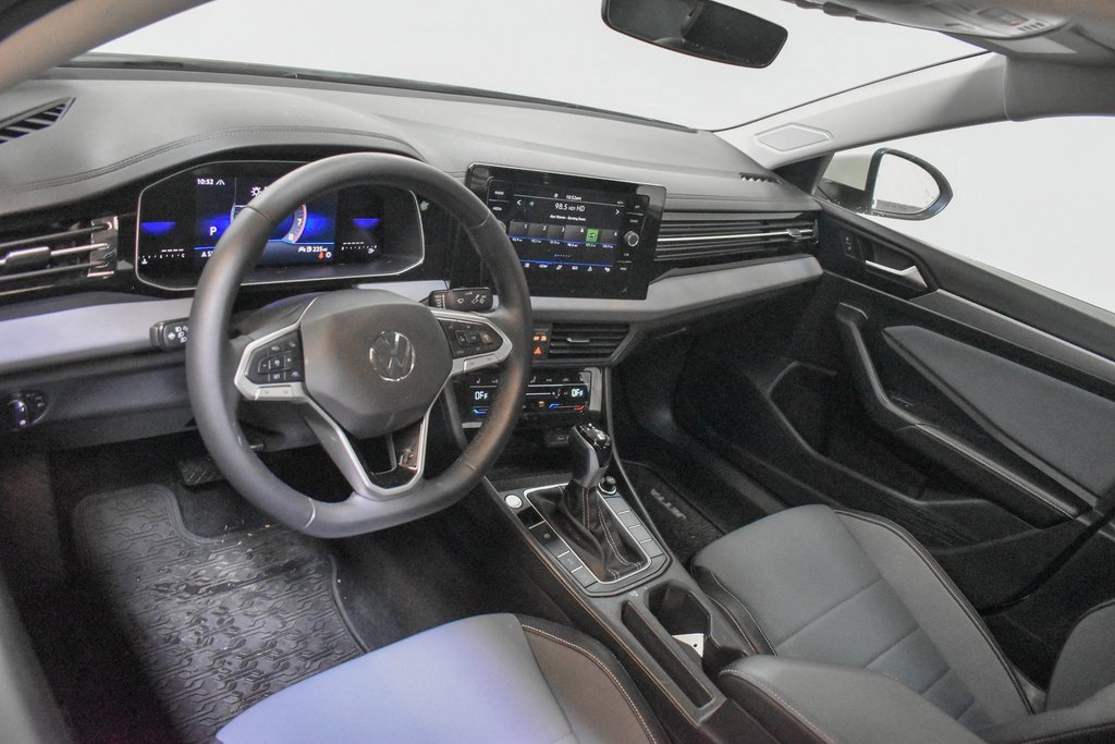 Used 2025 Volkswagen Jetta SE image 17