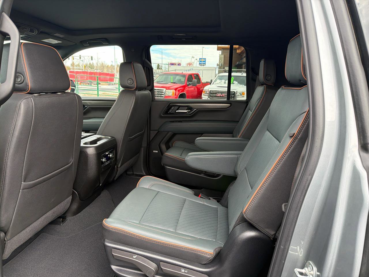 Used 2025 GMC Yukon XL AT4 w/ AT4 Premium Package AWD/4WD image 6