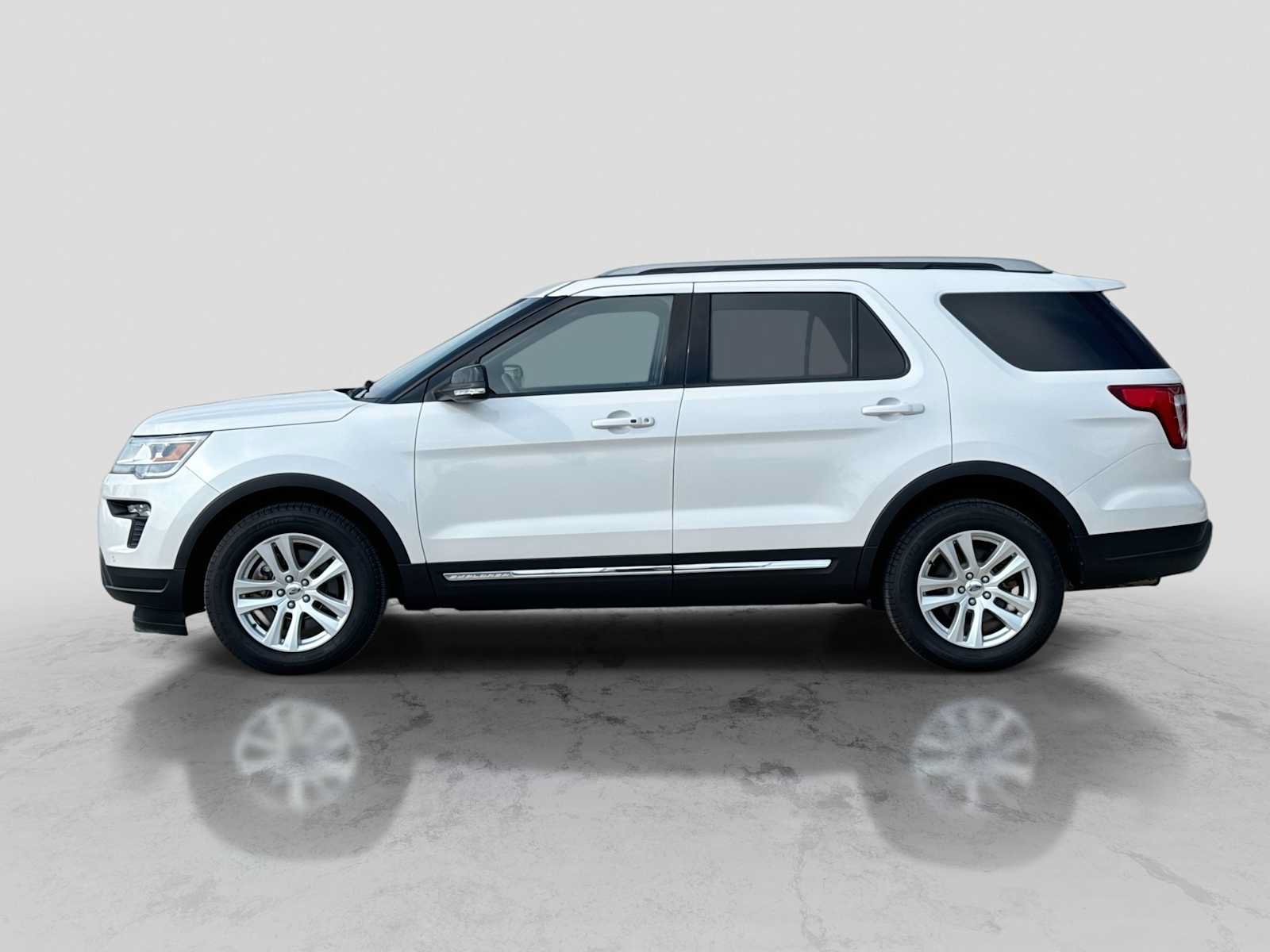 Certified 2018 Ford Explorer XLT w/ XLT Technology Feature Bundle FWD image 3