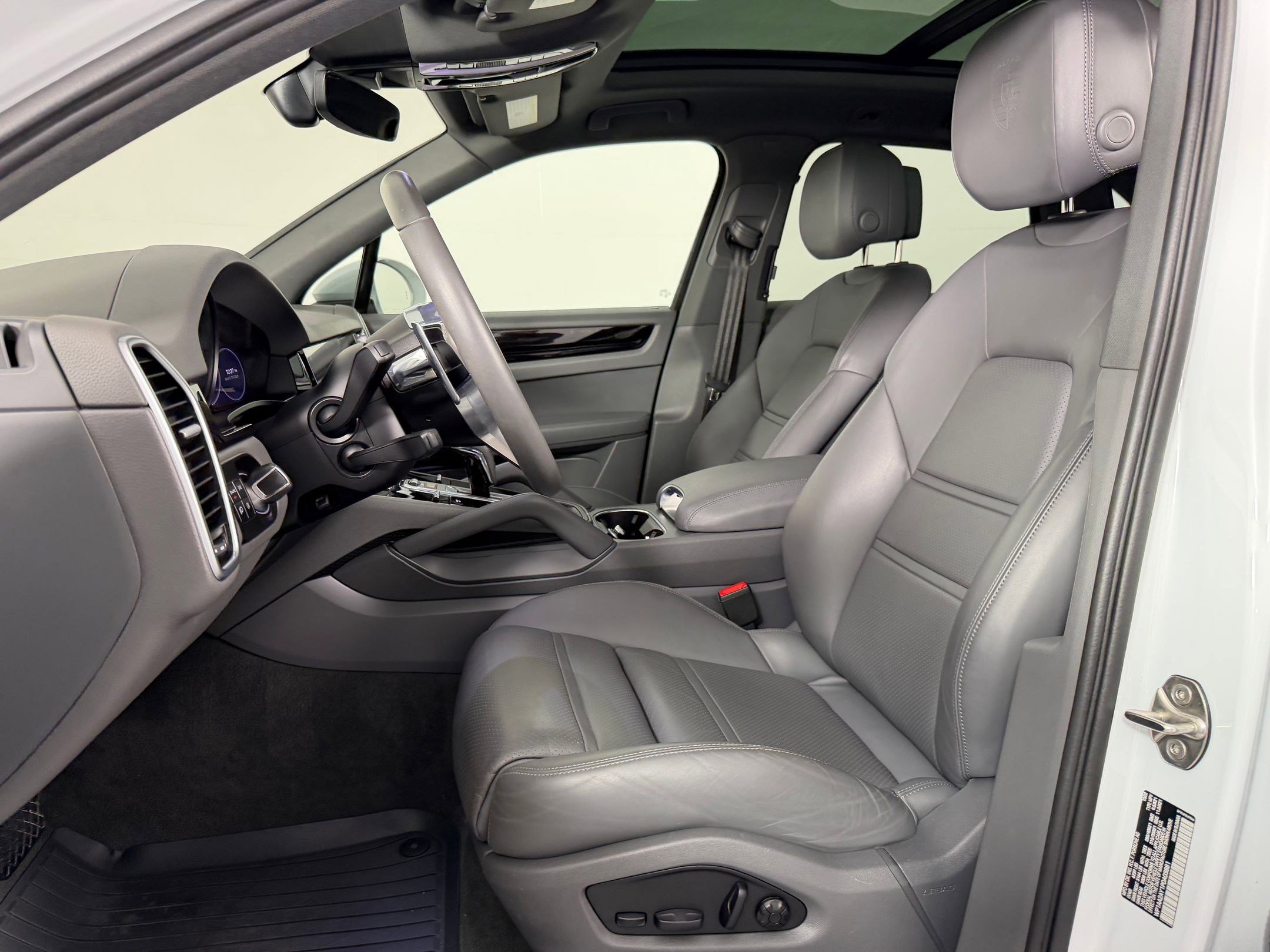 Certified 2023 Porsche Cayenne image 5