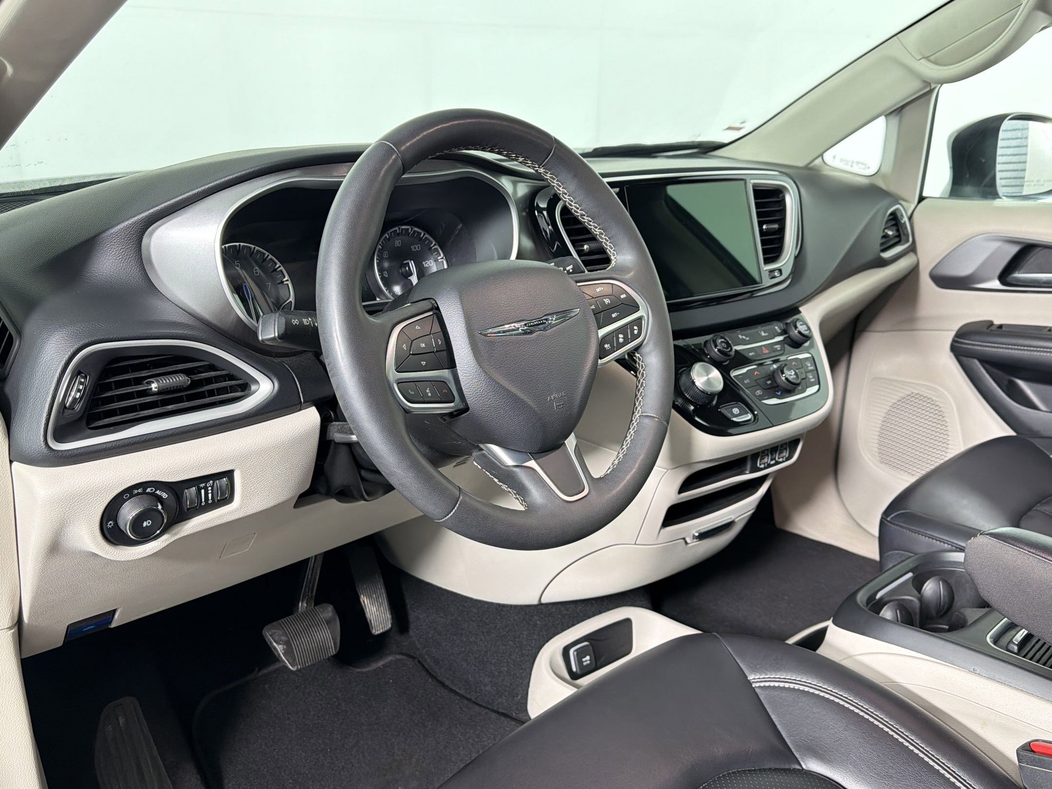 Used 2023 Chrysler Pacifica Touring-L FWD image 3