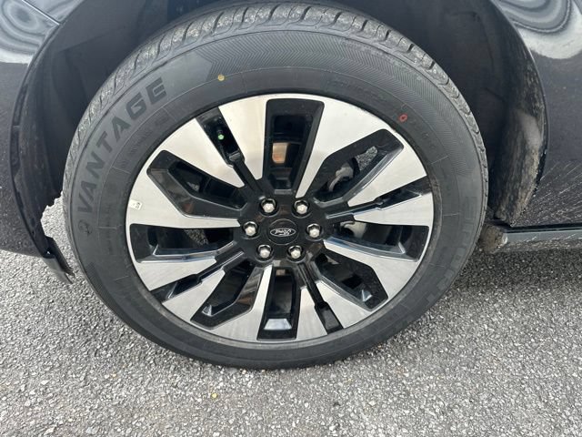 Used 2025 Ford Expedition Platinum w/ Driver's Package AWD/4WD image 9