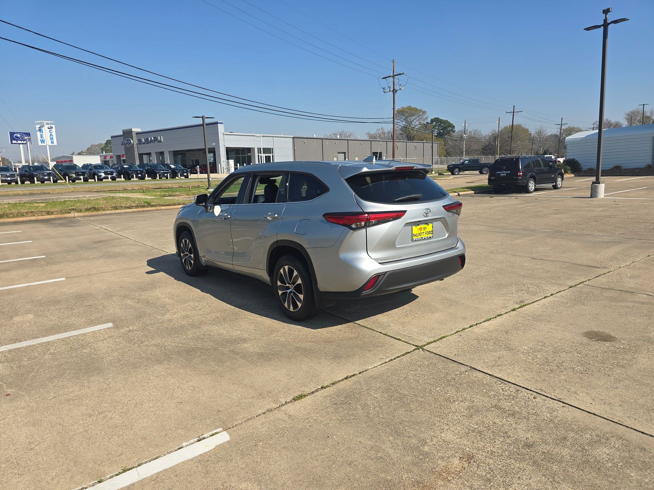 Used 2020 Toyota Highlander XLE image 3