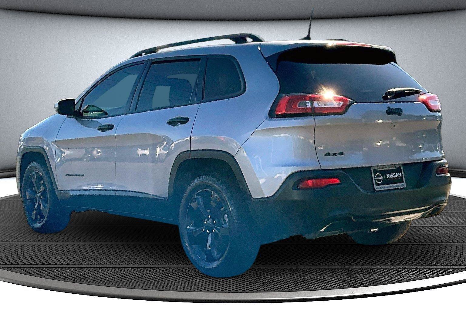 Used 2018 Jeep Cherokee Latitude w/ Altitude Package AWD/4WD image 5