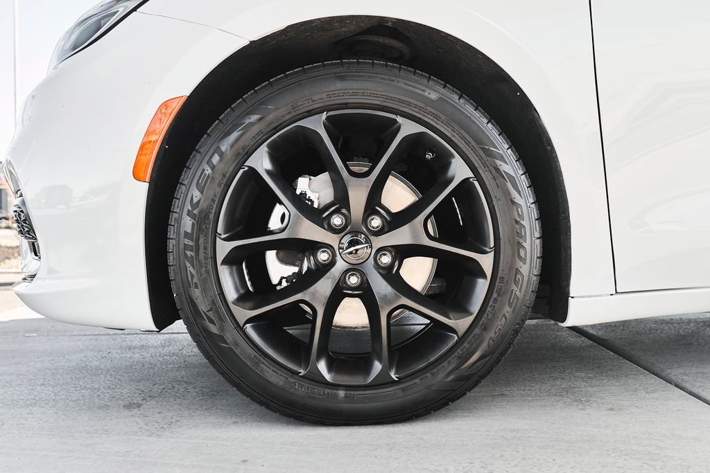 Used 2025 Chrysler Pacifica Limited image 3