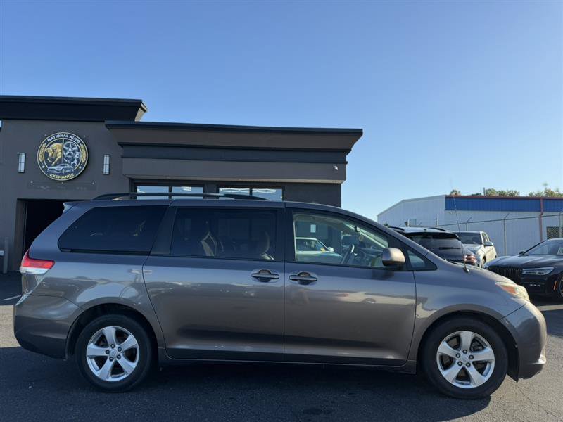 Used 2014 Toyota Sienna LE FWD image 5