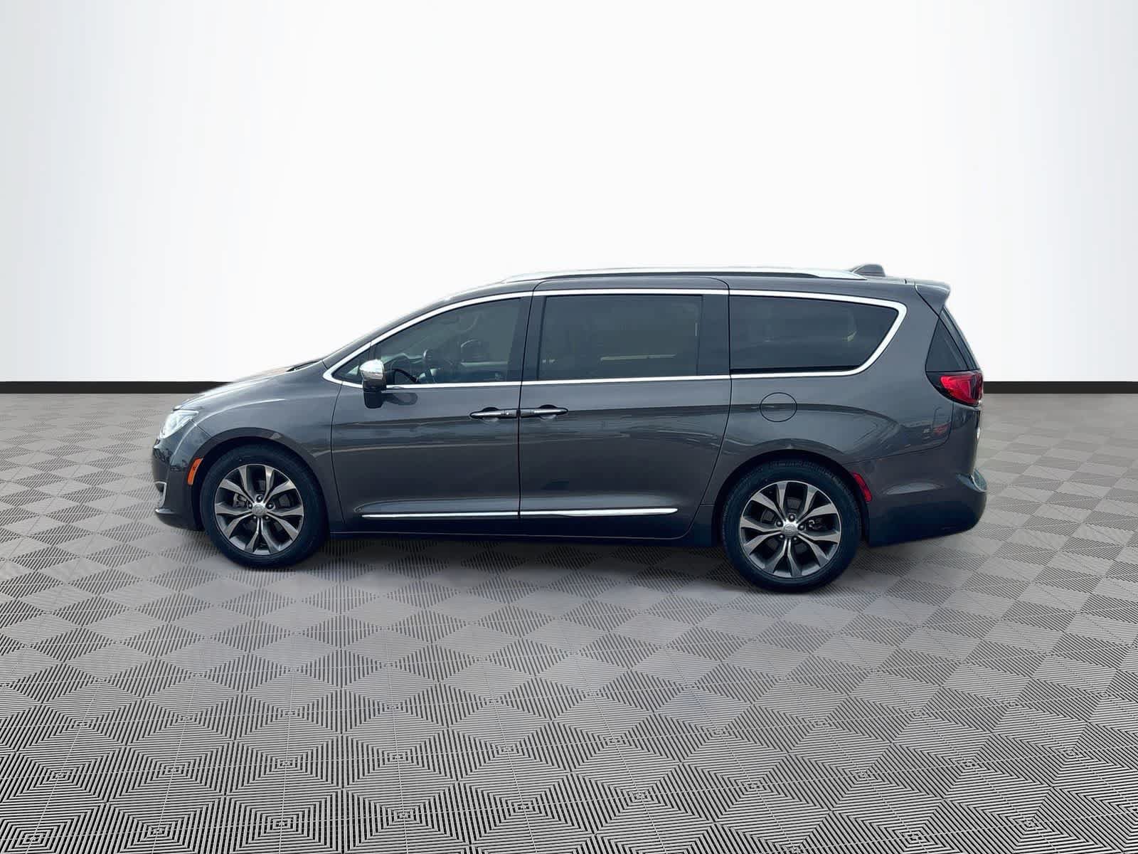 Used 2019 Chrysler Pacifica Limited w/ Tire & Wheel Group FWD image 8