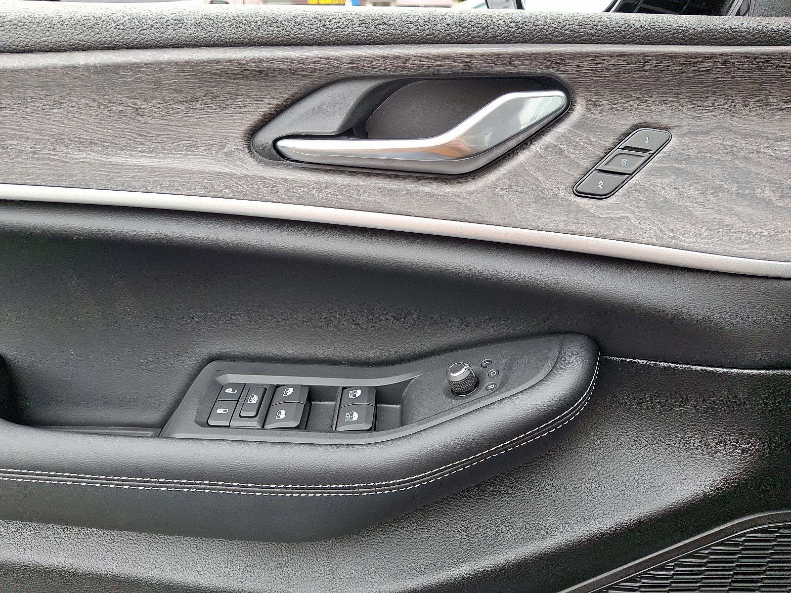 New 2025 Jeep Grand Cherokee L Limited w/ MOPAR Finishing Package image 9