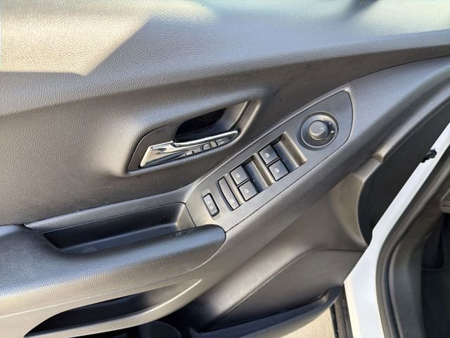 Used 2021 Chevrolet Trax LT w/ LT Convenience Package image 15