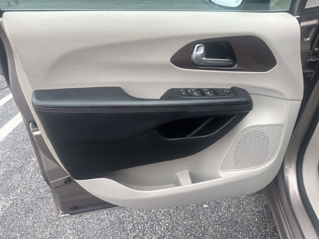 Used 2017 Chrysler Pacifica LX FWD image 12