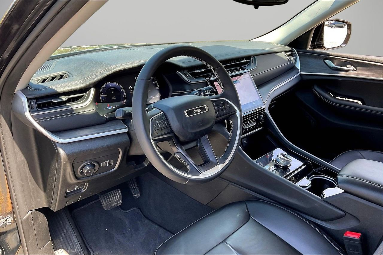 Used 2023 Jeep Grand Cherokee Limited w/ Black Appearance Package image 21