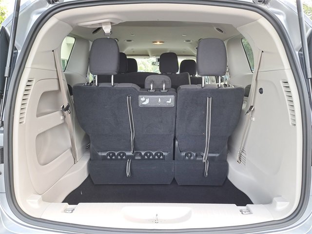 Used 2020 Chrysler Voyager L image 9