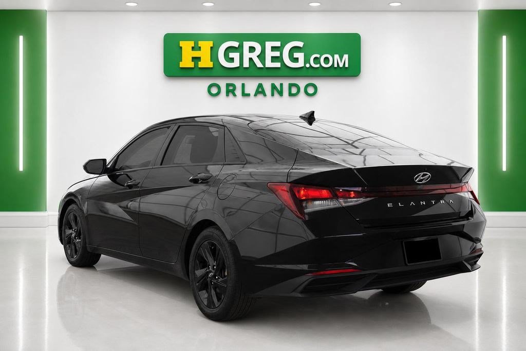 Used 2022 Hyundai Elantra SEL FWD image 2