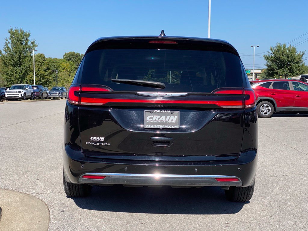 Used 2024 Chrysler Pacifica Touring-L FWD image 6