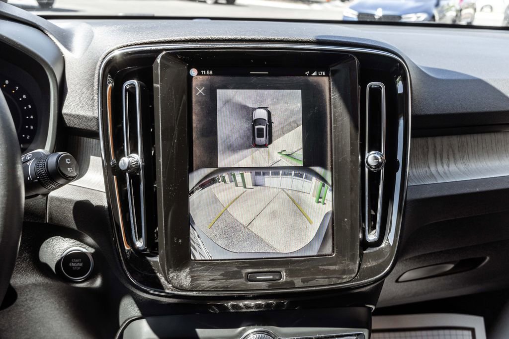 Used 2025 Volvo XC40 B5 Plus AWD/4WD image 9