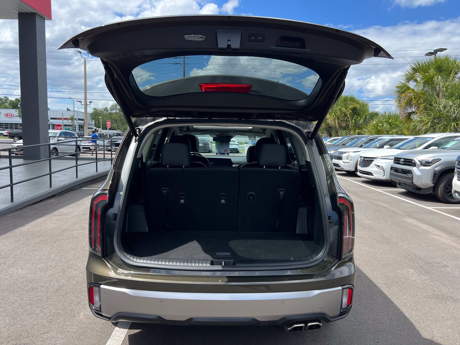 Used 2025 Kia Telluride EX w/ EX Captain's Chair Package FWD image 19