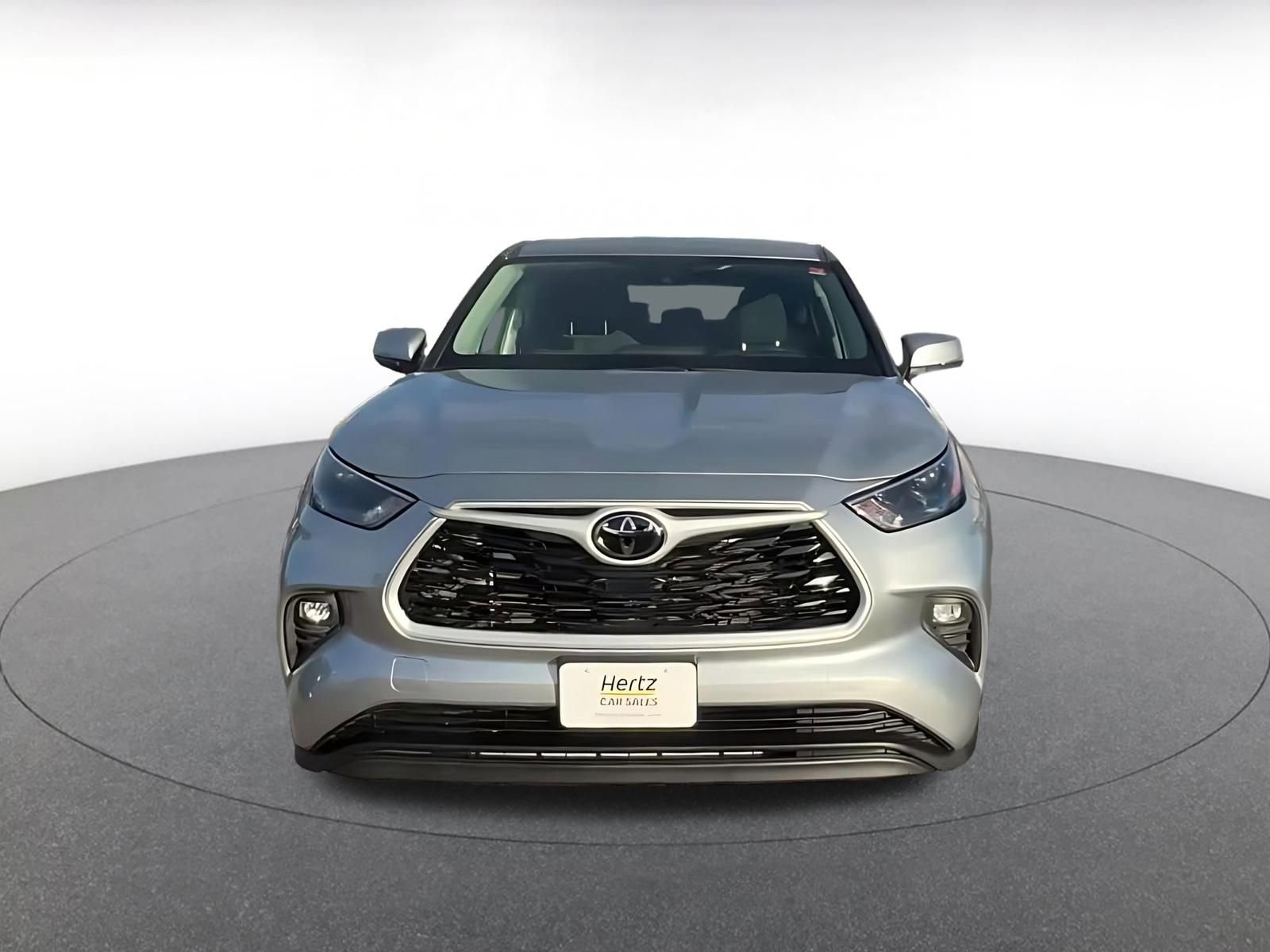 Used 2025 Toyota Highlander LE image 4