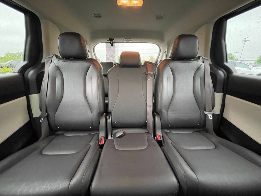 Used 2023 Kia Carnival LX FWD image 30