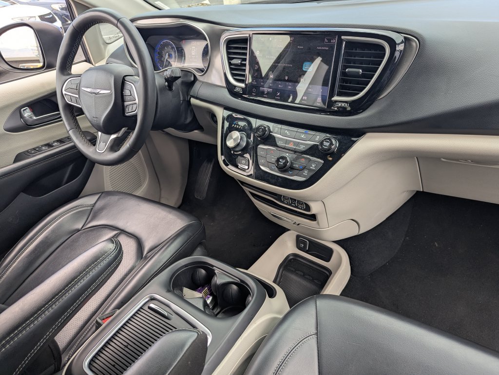 Used 2023 Chrysler Pacifica Touring-L FWD image 34