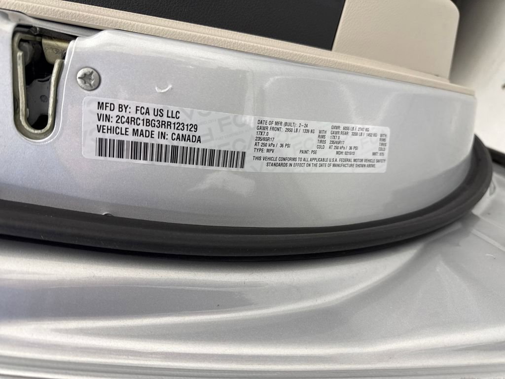 Used 2024 Chrysler Pacifica Touring-L image 25