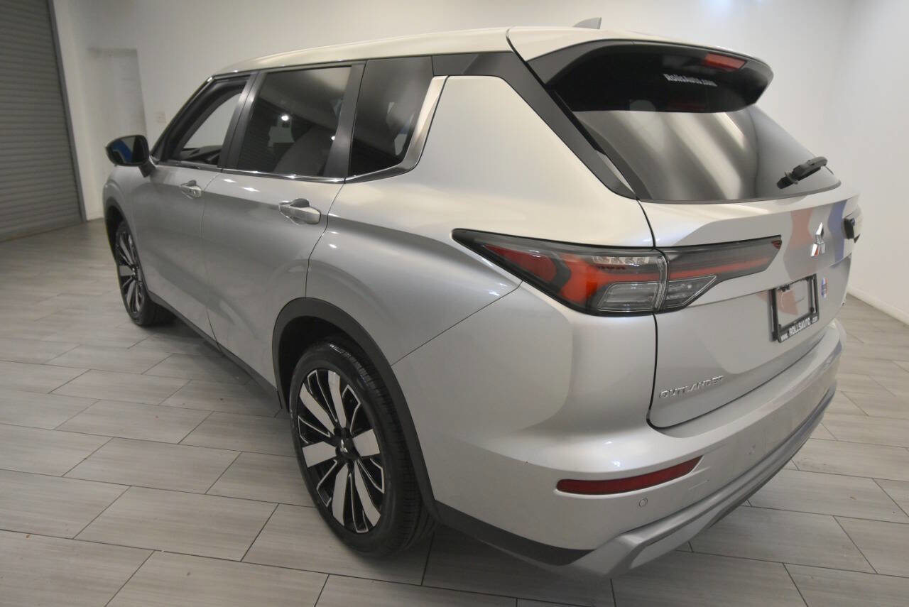 Used 2025 Mitsubishi Outlander SE image 3