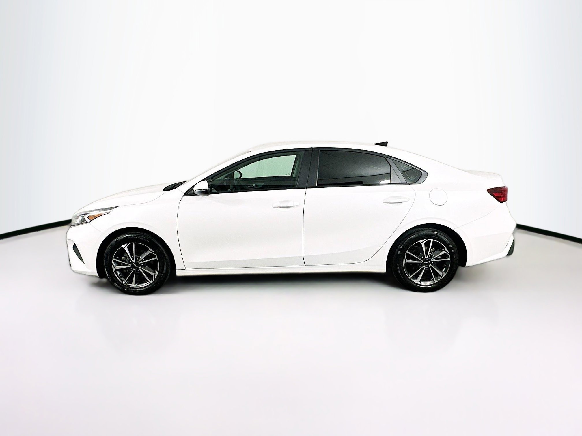 Used 2024 Kia Forte LXS w/ LXS Technology Package FWD image 4