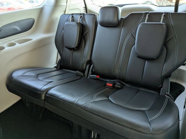 Used 2023 Chrysler Pacifica Touring-L FWD image 27