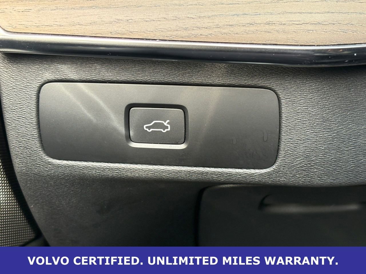 Certified 2025 Volvo XC90 B6 Plus image 23