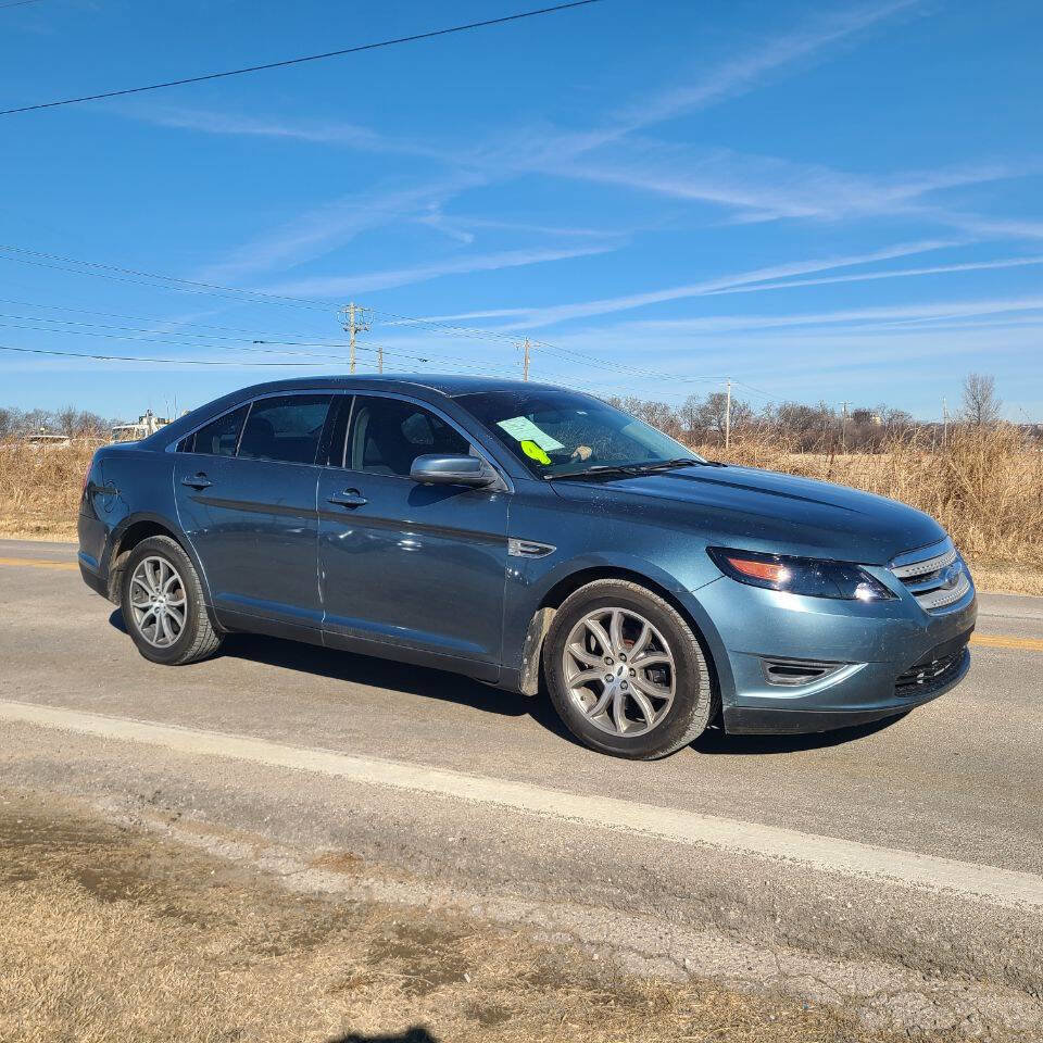Used 2010 Ford Taurus SEL image 1