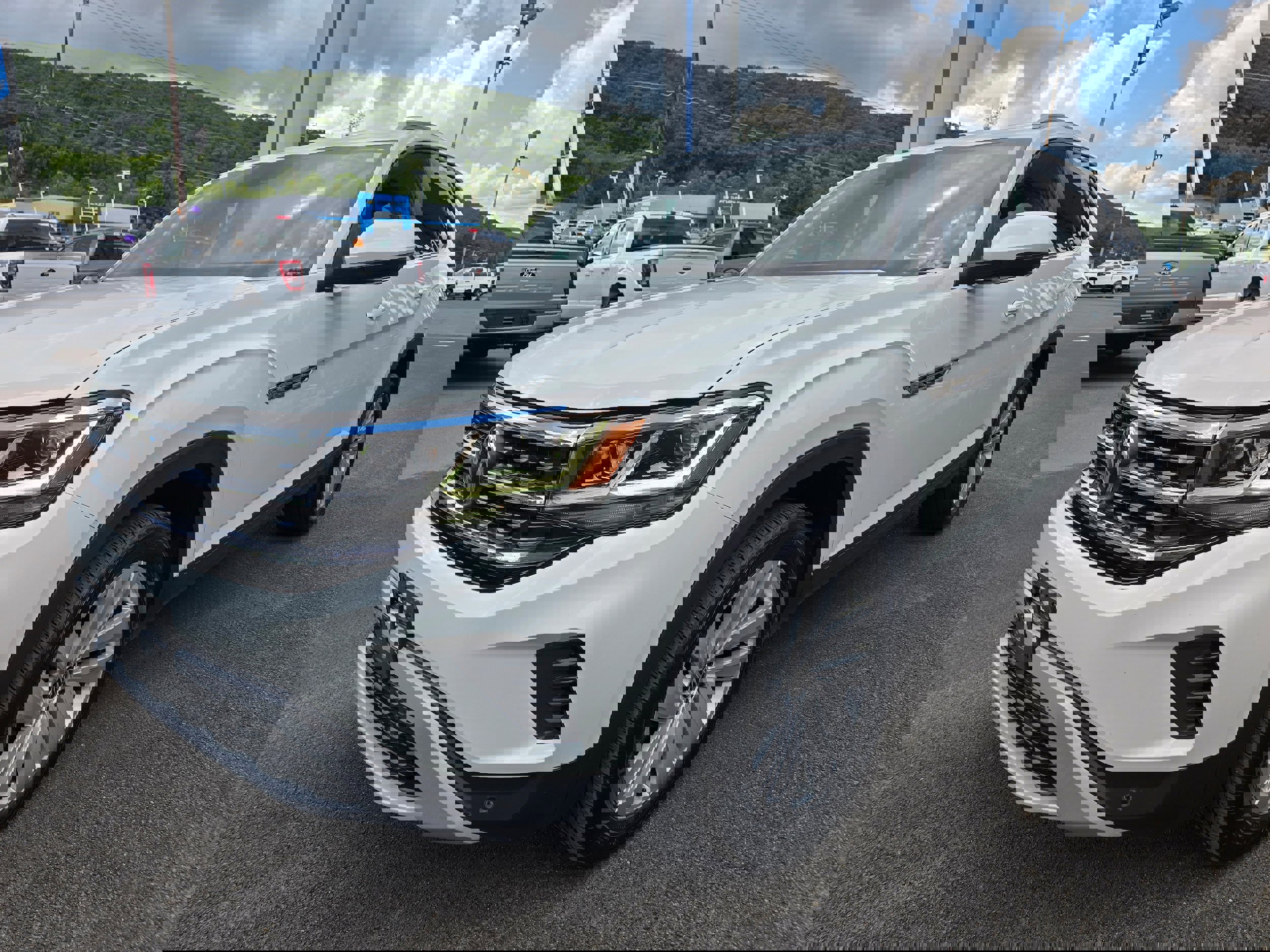 Certified 2022 Volkswagen Atlas Cross Sport SE image 3