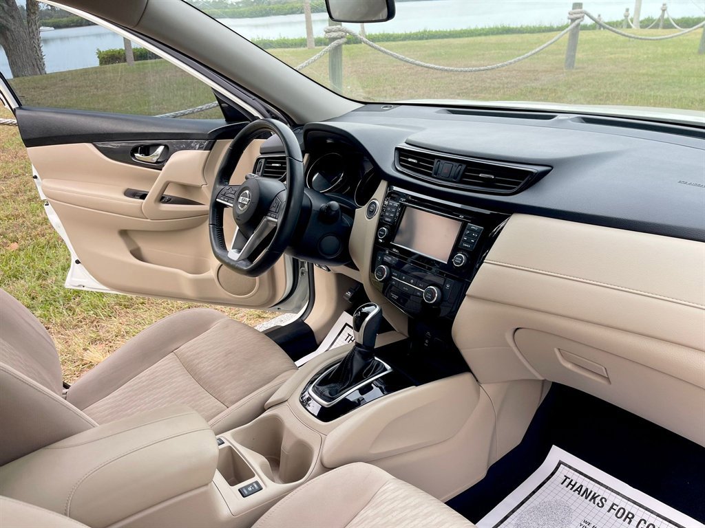 Used 2017 Nissan Rogue SV w/ SV Premium Package image 27