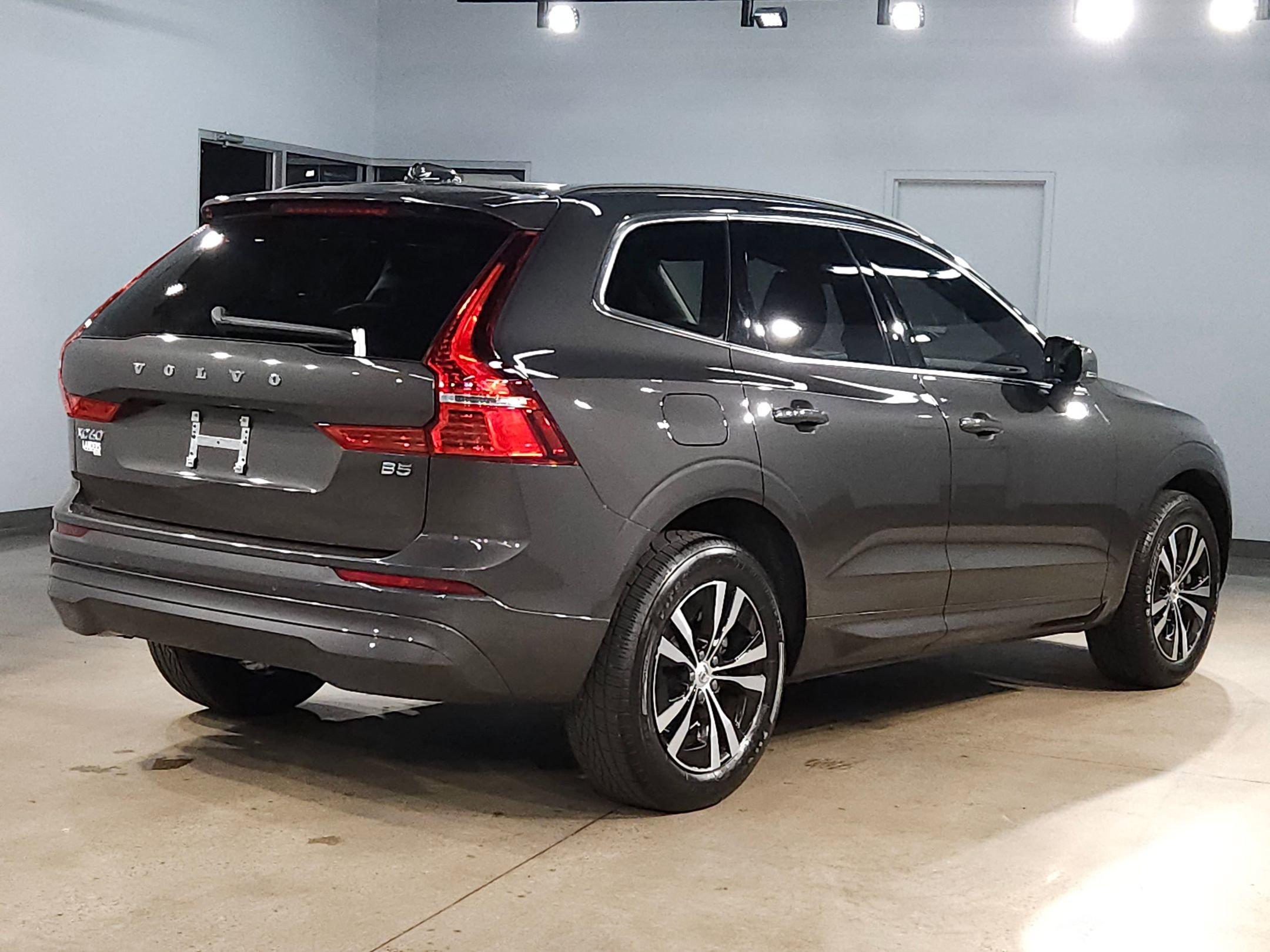 Used 2023 Volvo XC60 B5 Core image 7