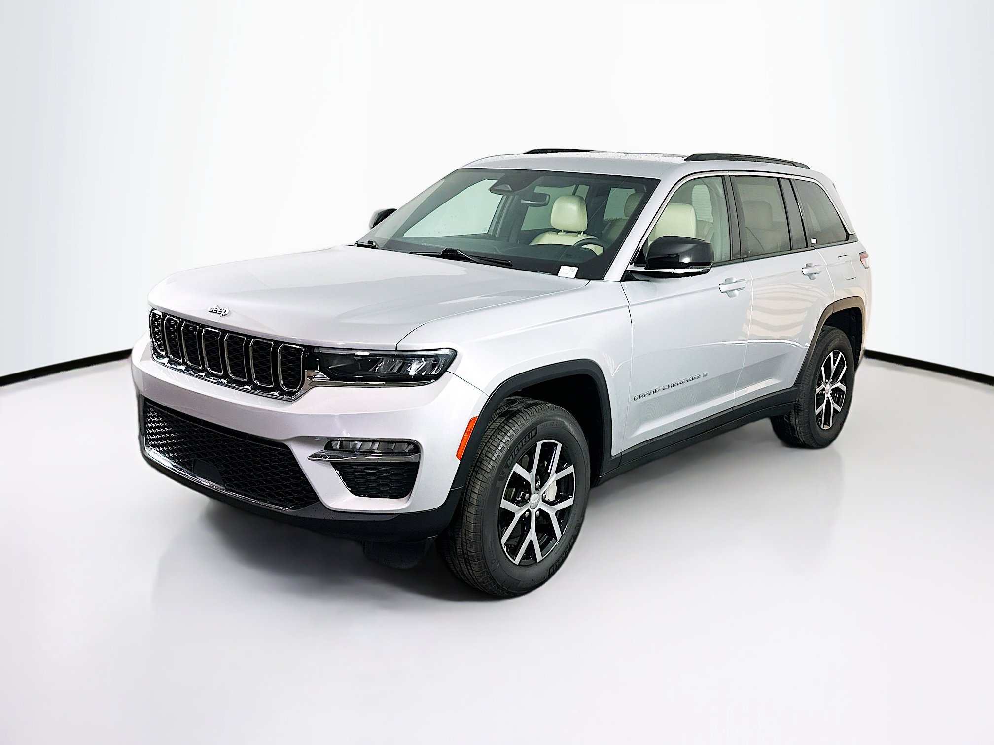 Used 2024 Jeep Grand Cherokee Limited image 3