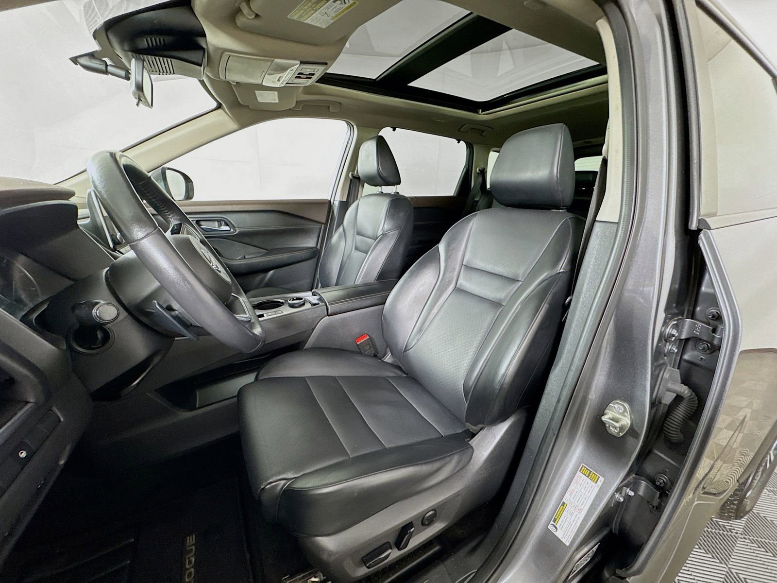 Used 2022 Nissan Rogue SV w/ SV Premium Package image 15