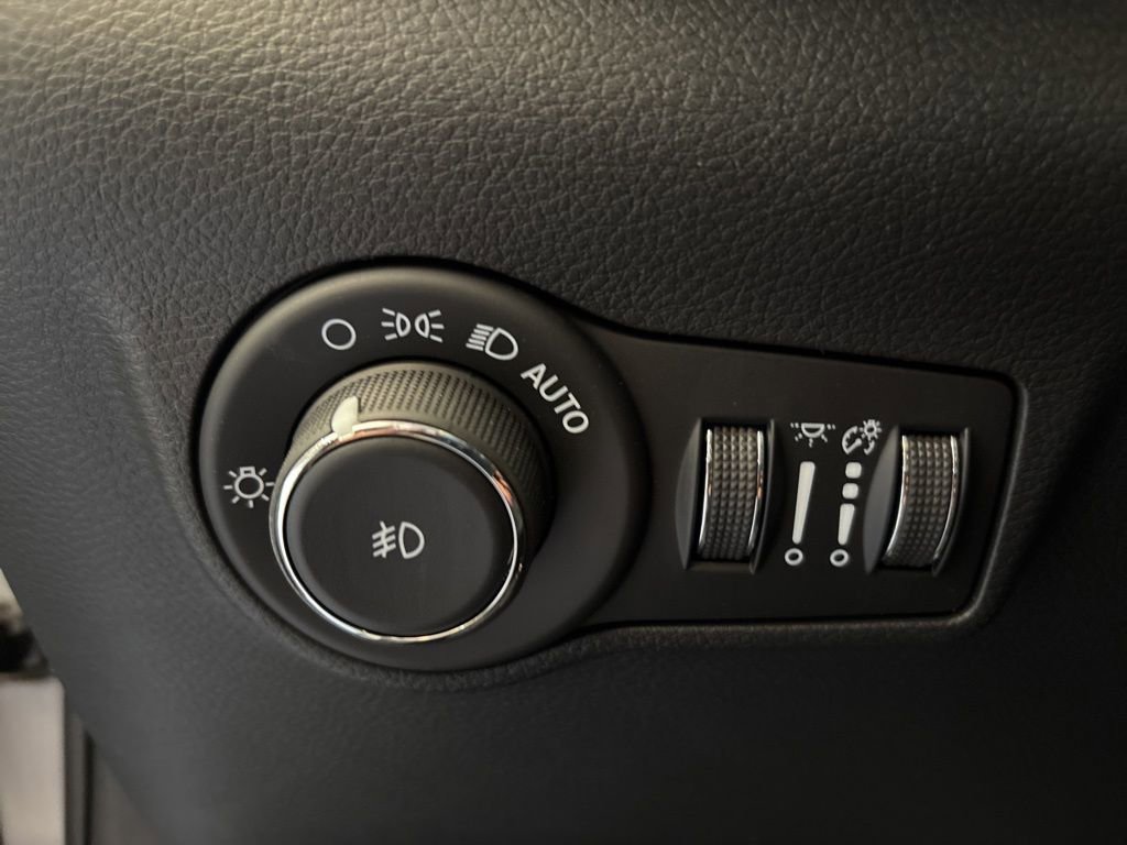 New 2026 Jeep Compass Trailhawk w/ Sun, Sound & Navigation Group AWD/4WD image 21