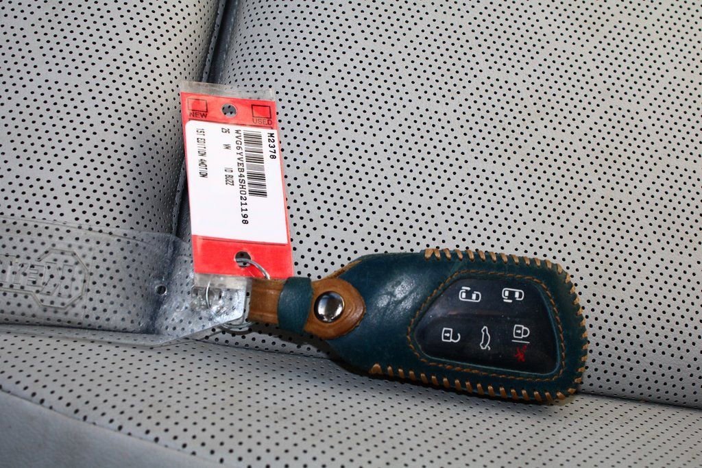 Used 2025 Volkswagen ID. Buzz 1st Edition image 39